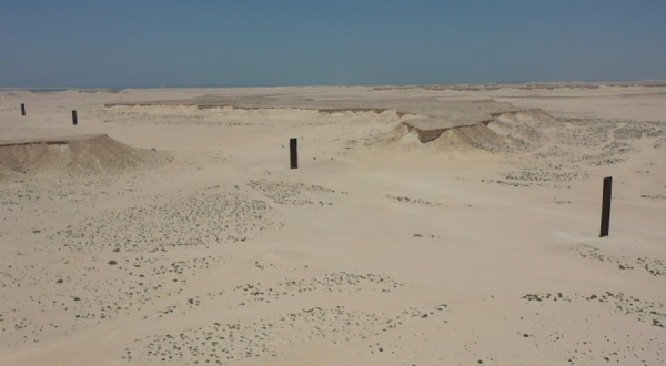 Monoliții metalici uriași din deșertul Qatarului: O poveste de artă, aventură și ciudățenii locale